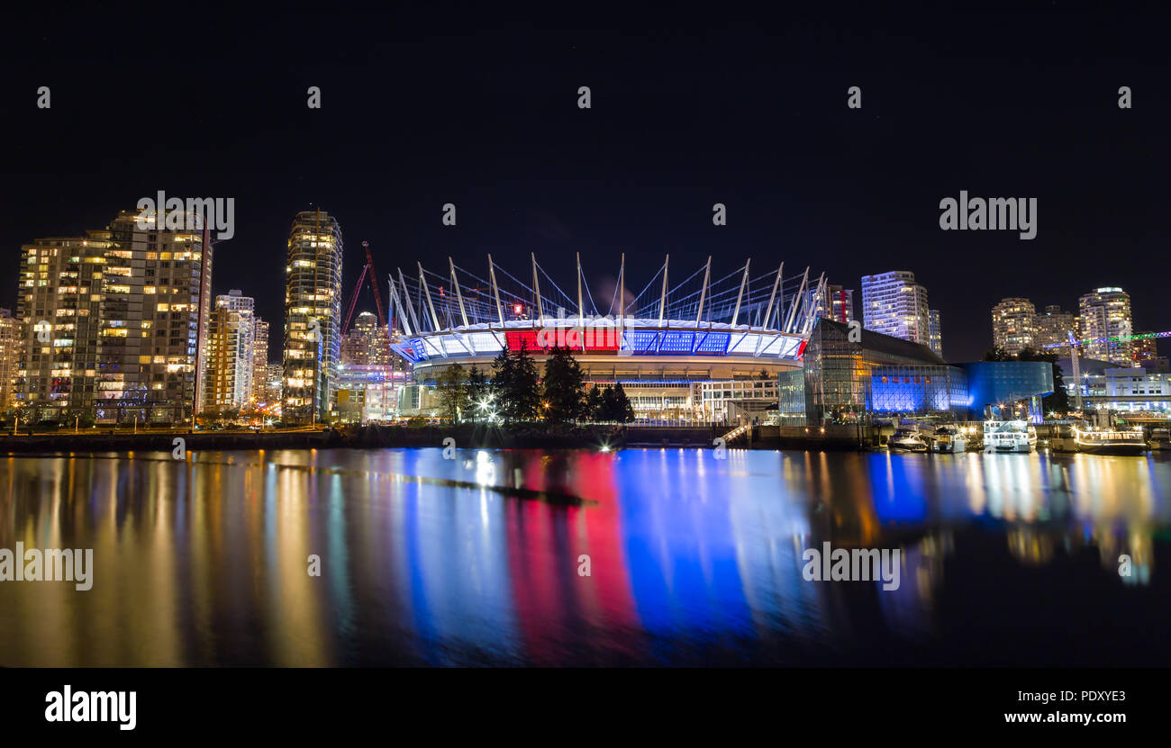 VANCOUVER, BC, Kanada - NOV 16,2015: BC Place, False Creek, Anzeige der französischen Trikolore als Erscheinen der Unterstützung in der Woche nach den Anschlägen in Paris. Stockfoto