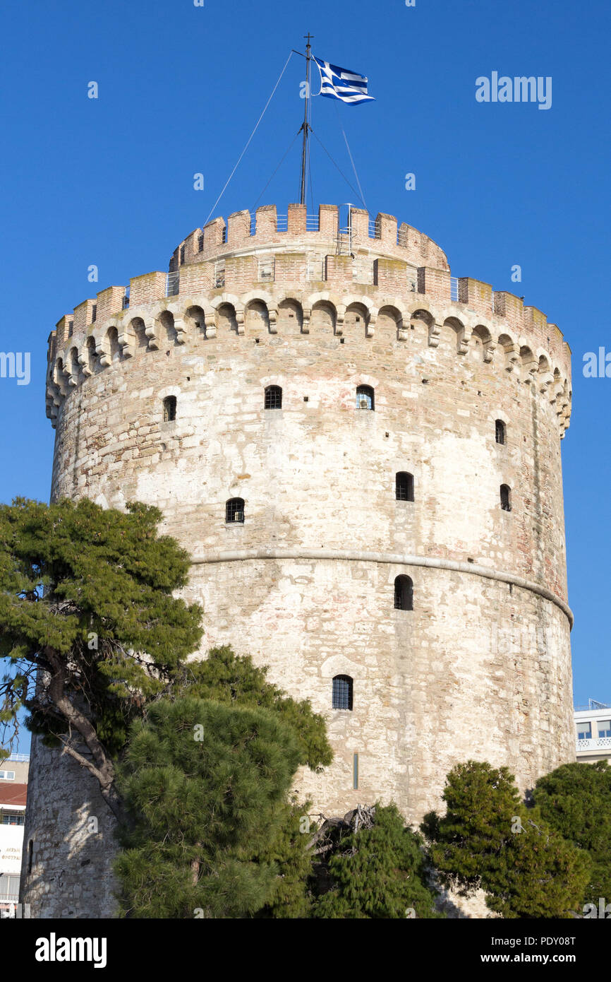Weißer Turm an einem sonnigen Nachmittag. Der Weiße Turm ist eine der wichtigsten Sehenswürdigkeiten von Thessaloniki, die zweitgrößte Stadt Griechenlands Bild von Thessaloniki die wichtigsten Stockfoto