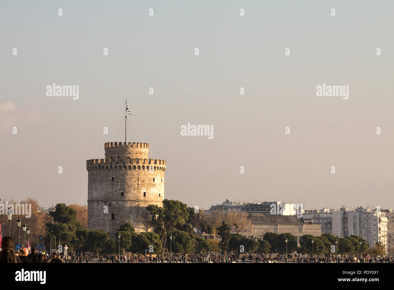 THESSALONIKI, Griechenland - 26. Dezember 2015: Weiße Turm von Thessaloniki direkt am Meer gesehen. Der Weiße Turm ist eines der ikonischen Sehenswürdigkeiten Thessanoliniki der Pi Stockfoto