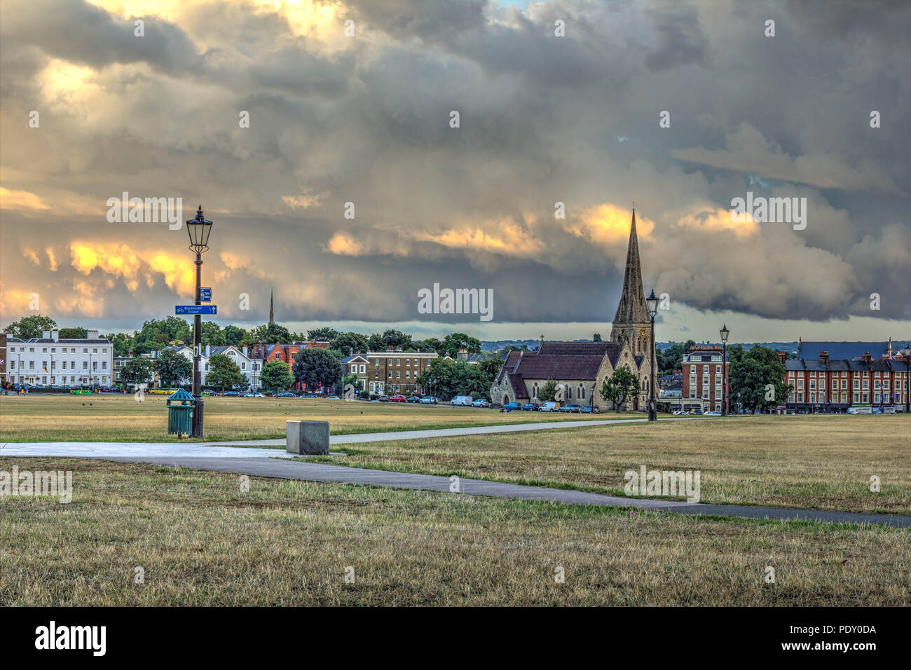 Stürmische Wolken bilden sich über Blackheath Park, London, England Stockfoto