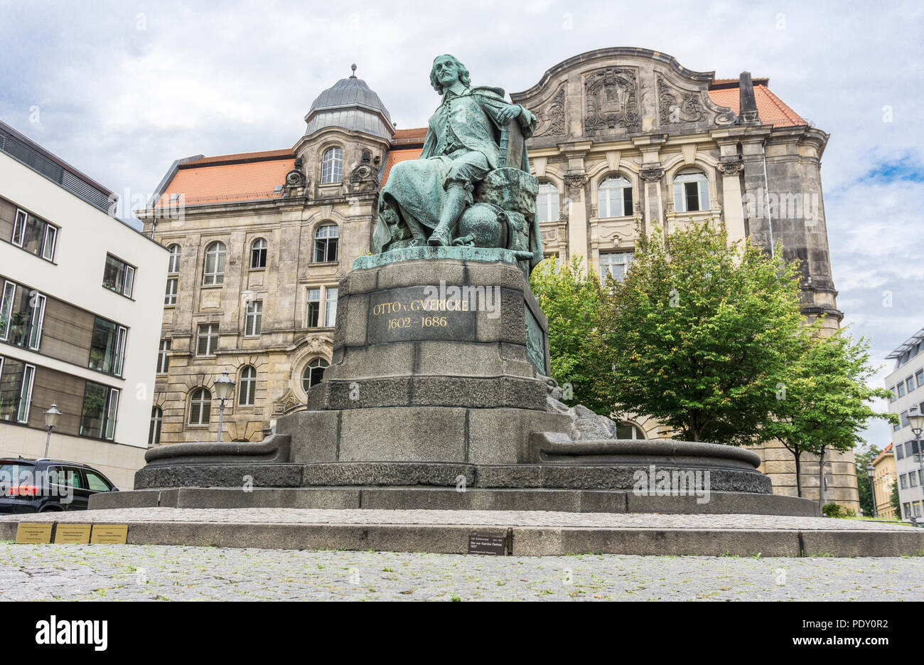 Statue des großen Wissenschaftlers Otto Guericke in Magdeburg Stockfoto