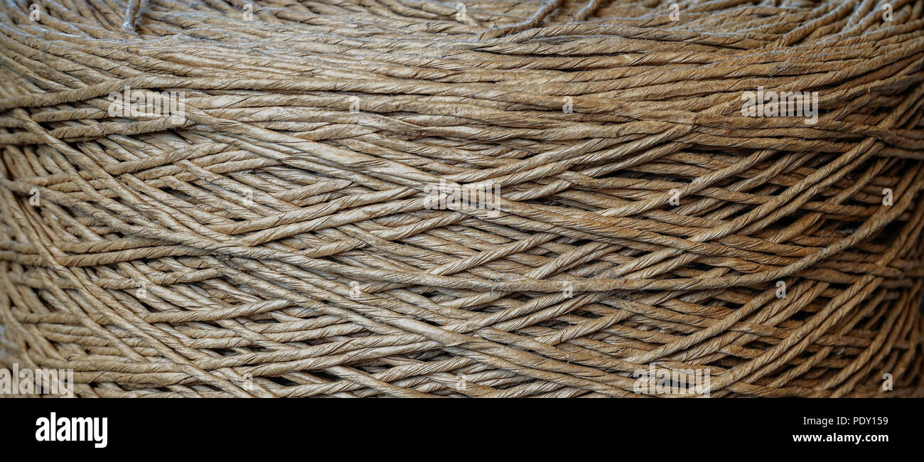 Eine alte gerollt Baumwolle cord. Es war für verschiedene Zwecke verwendet. Für die Verklebung von Stroh, Heu, die dicken Rosen. Während es heute verwendet wird, eine Vielzahl zu verzieren Stockfoto