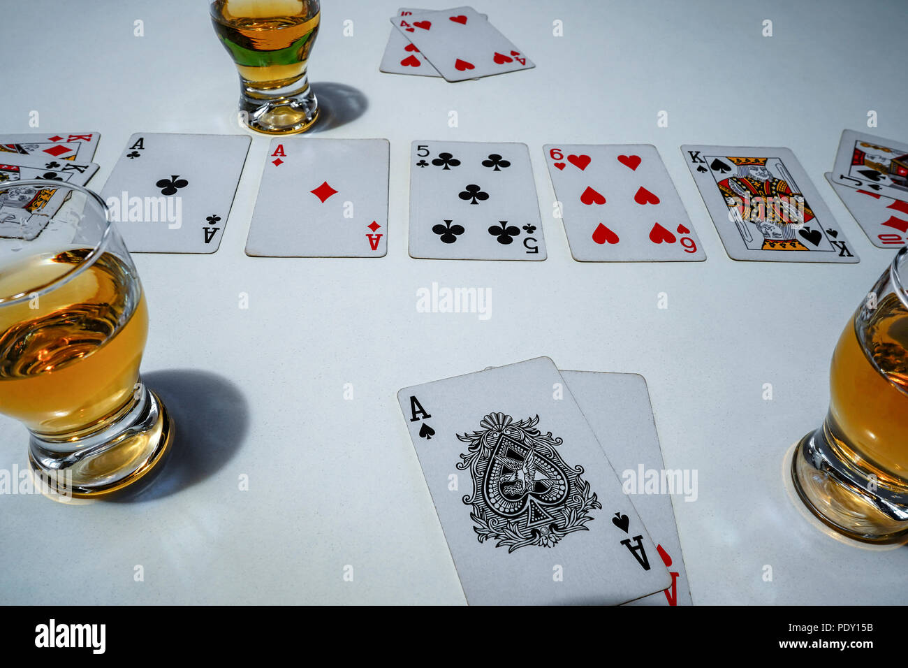 Spielen sie poker mit der Schere Whiskey Stockfoto