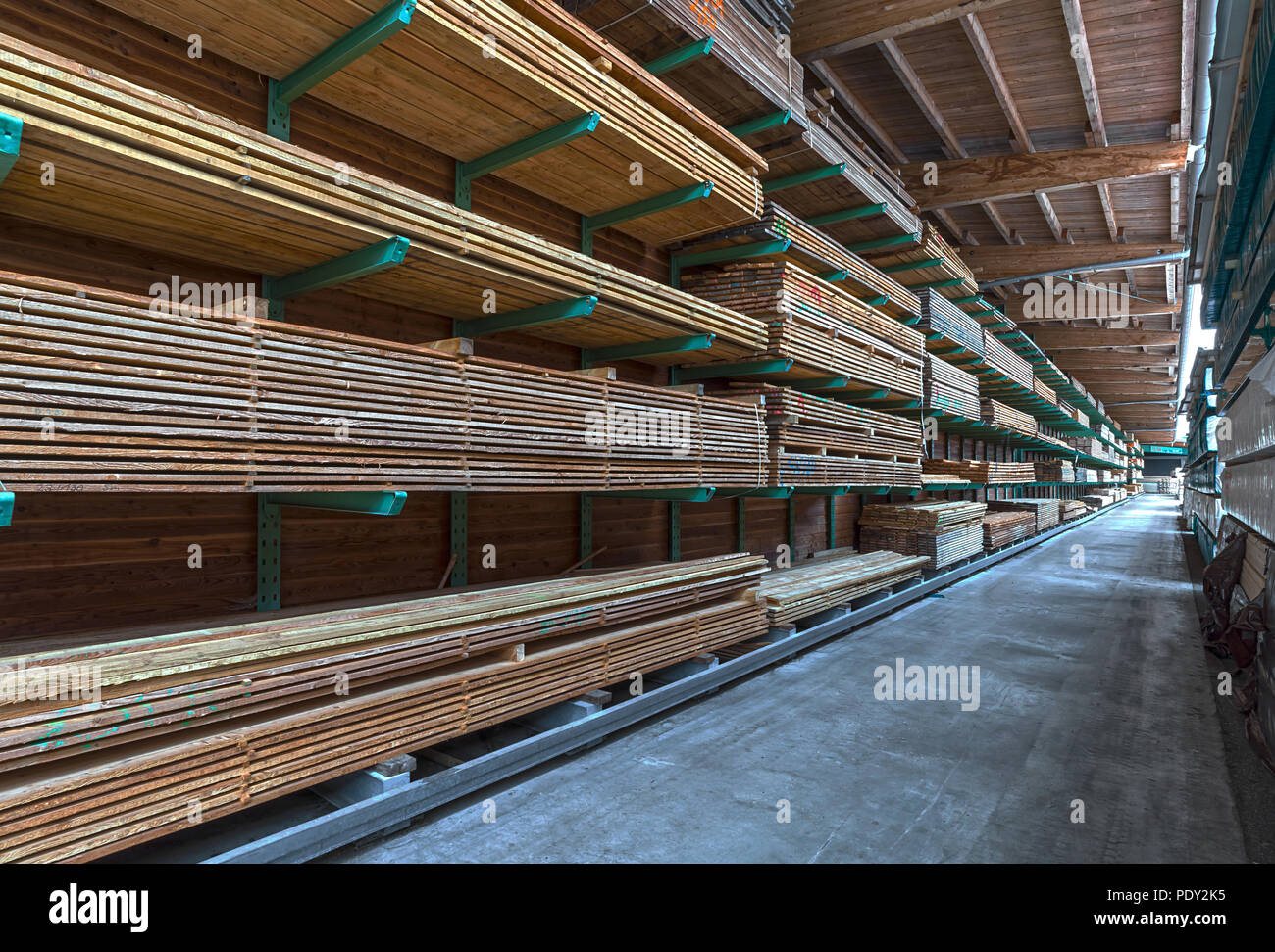 Lager für Holz in einem Sägewerk, Bayern, Deutschland Stockfoto
