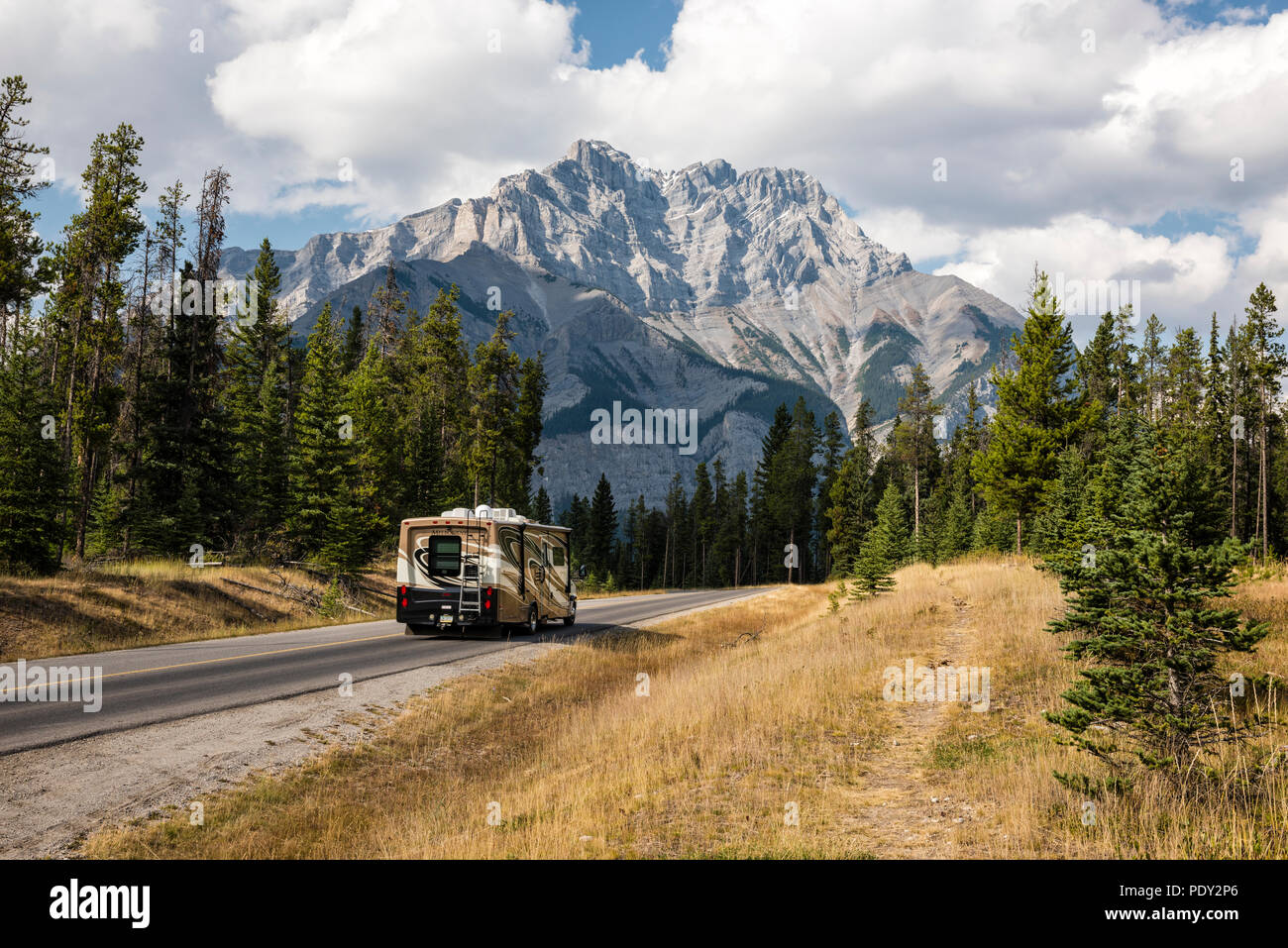 Reisemobil auf der Straße vor der spektakulären Bergkulisse im Herbst, Mount Cascade Mountain, Banff, Banff National Park Stockfoto