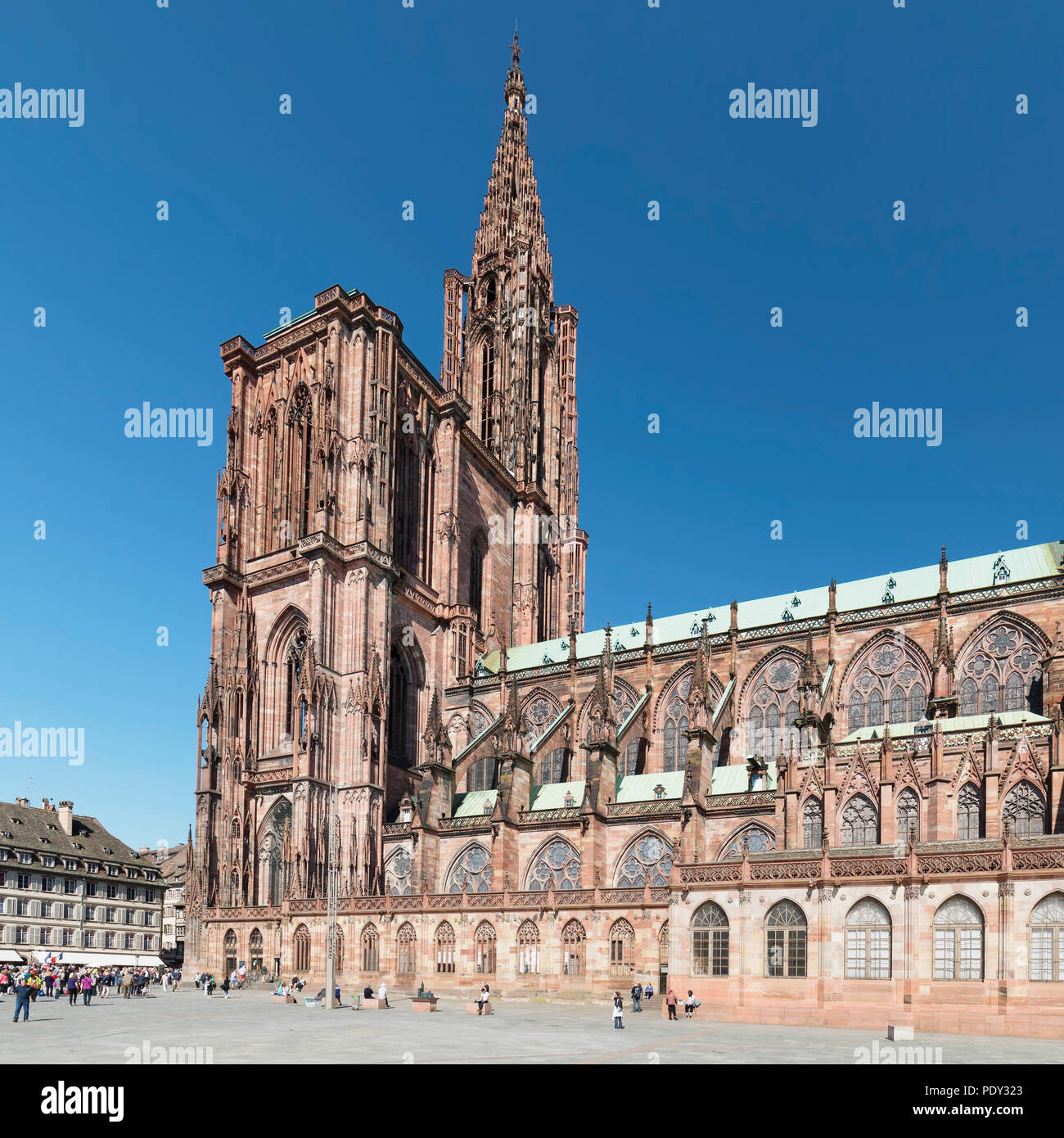 Place de la Cathedrale und Klosterkirche Notre Dame, UNESCO-Weltkulturerbe, Straßburg, Elsass, Frankreich Stockfoto