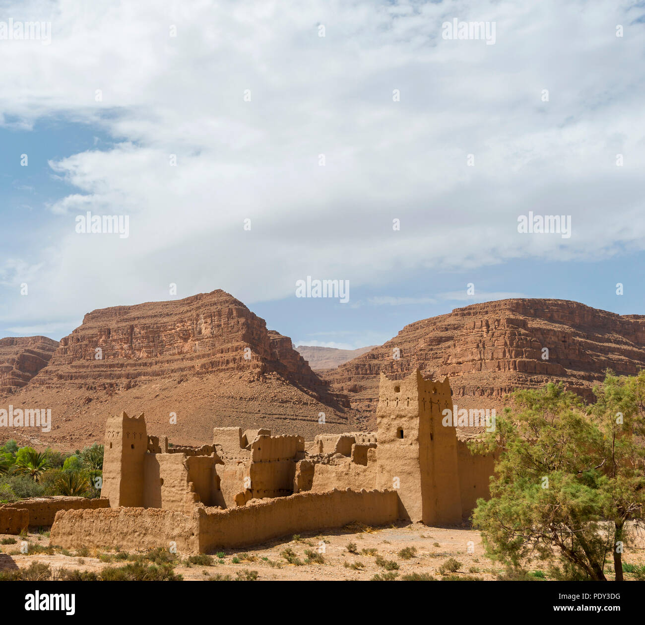 Verfallenen Stadt, einer alten Kasbah vor der Sandsteinfelsen Ruine, Oase am Fleuve de Ziz, Marokko Stockfoto