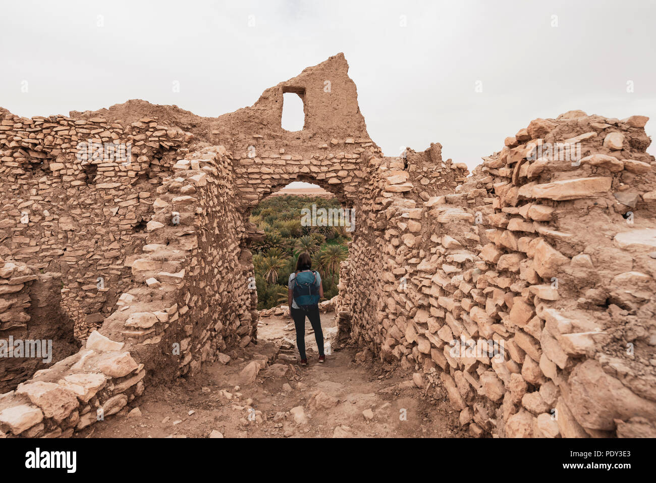 Touristische erforscht eine zerstörte Stadt, Ruinen, Ksar Meski, Errachidia, Marokko Stockfoto