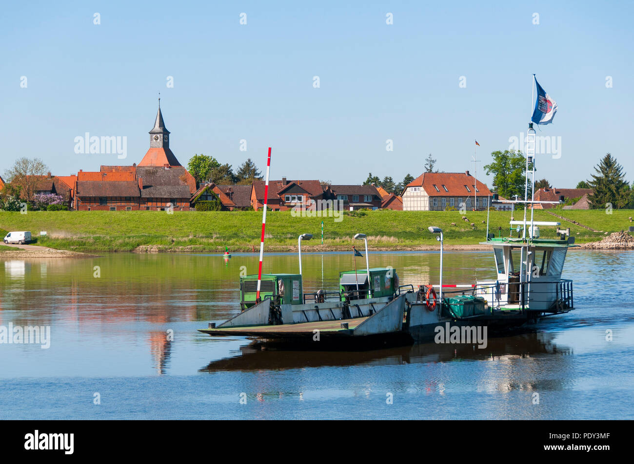 Auto Fähre über die Elbe, Biosphärenreservat Flusslandschaft Elbe, Schnackenburg, Niedersachsen, Deutschland Stockfoto