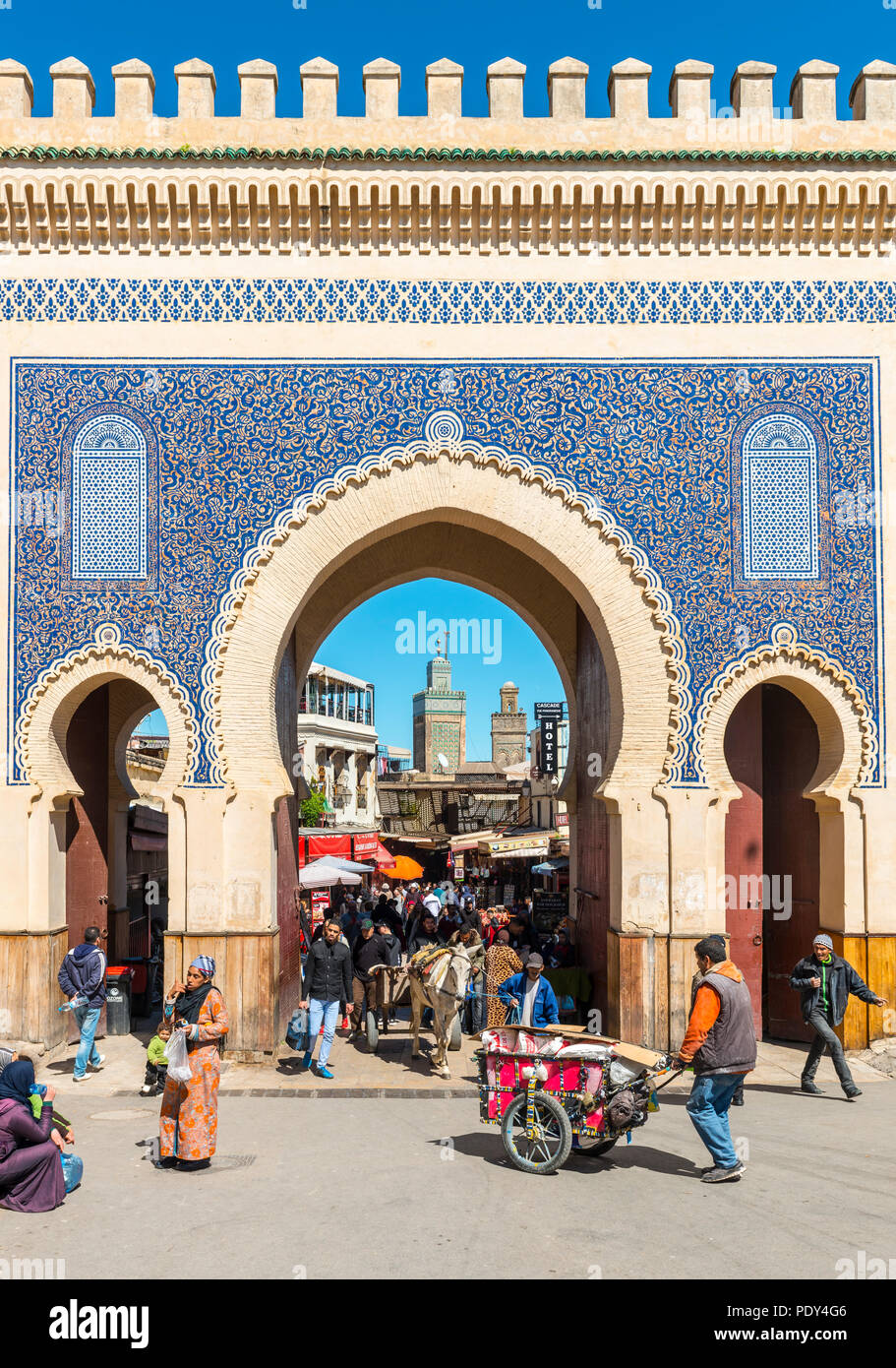 Die Einheimischen vor der Bab Boujeloud, Blue Gate von der Fes, Minarett der madrasa Madrasa Bou Inania, Medina von Fes, Marokko Stockfoto