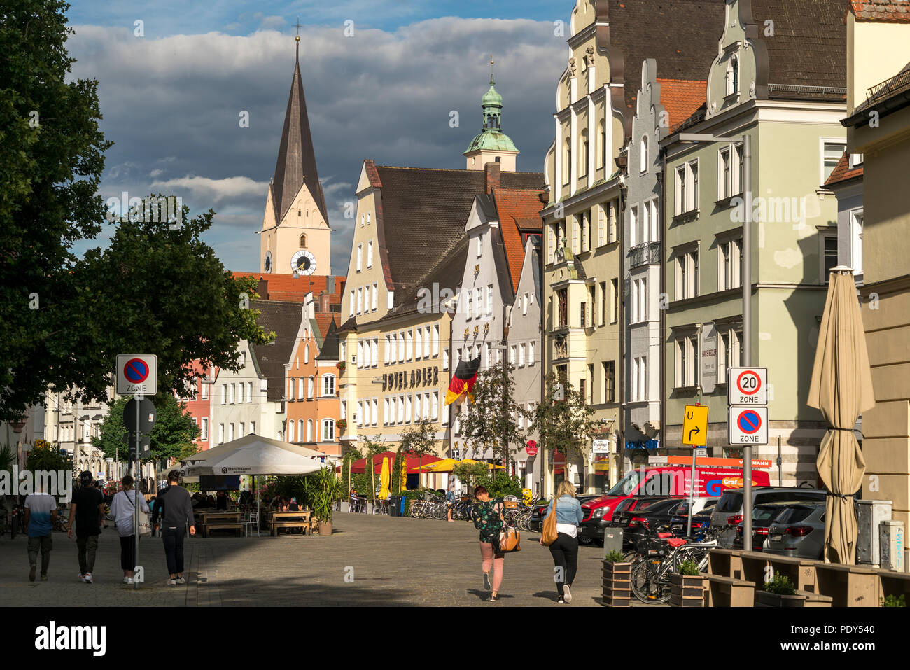 Theresienstrasse in der Altstadt mit Turm Kirche St. Moritz, Ingolstadt, Oberbayern, Bayern, Deutschland Stockfoto