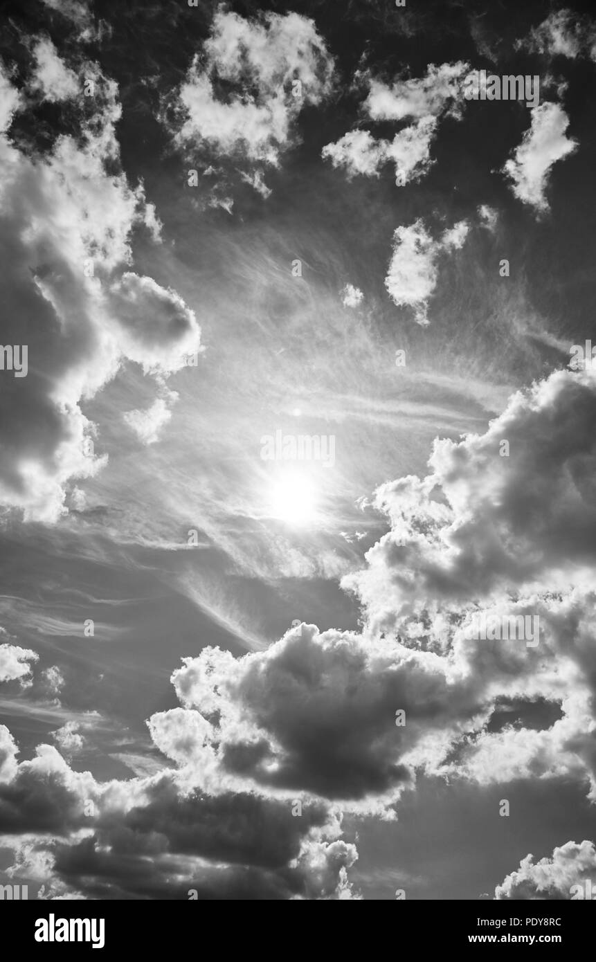 Schwarz-weiß Bild von einem wunderschönen cloudscape. Stockfoto