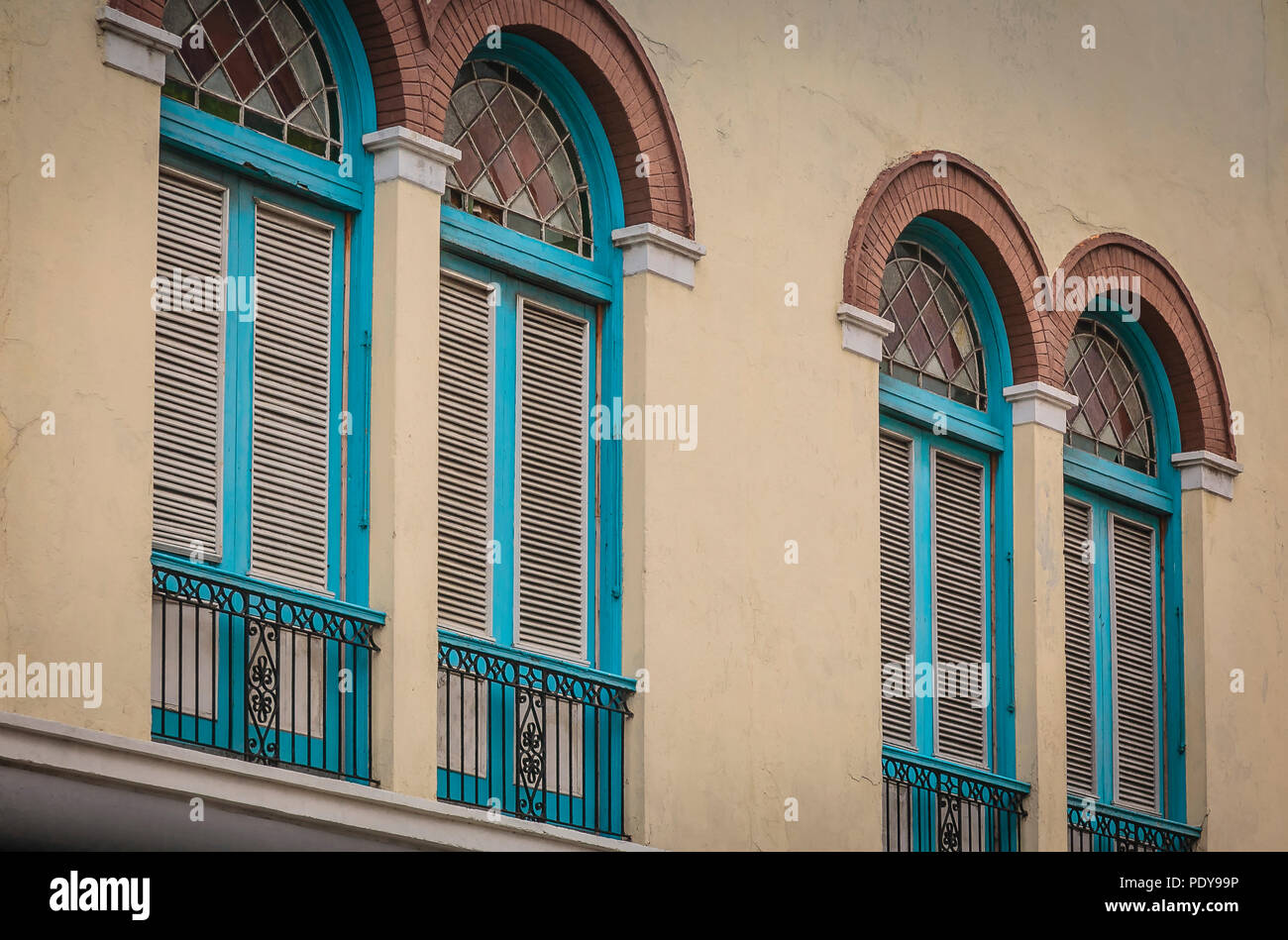 Rundbogenfenster und Balkon - Havanna, Kuba Stockfoto