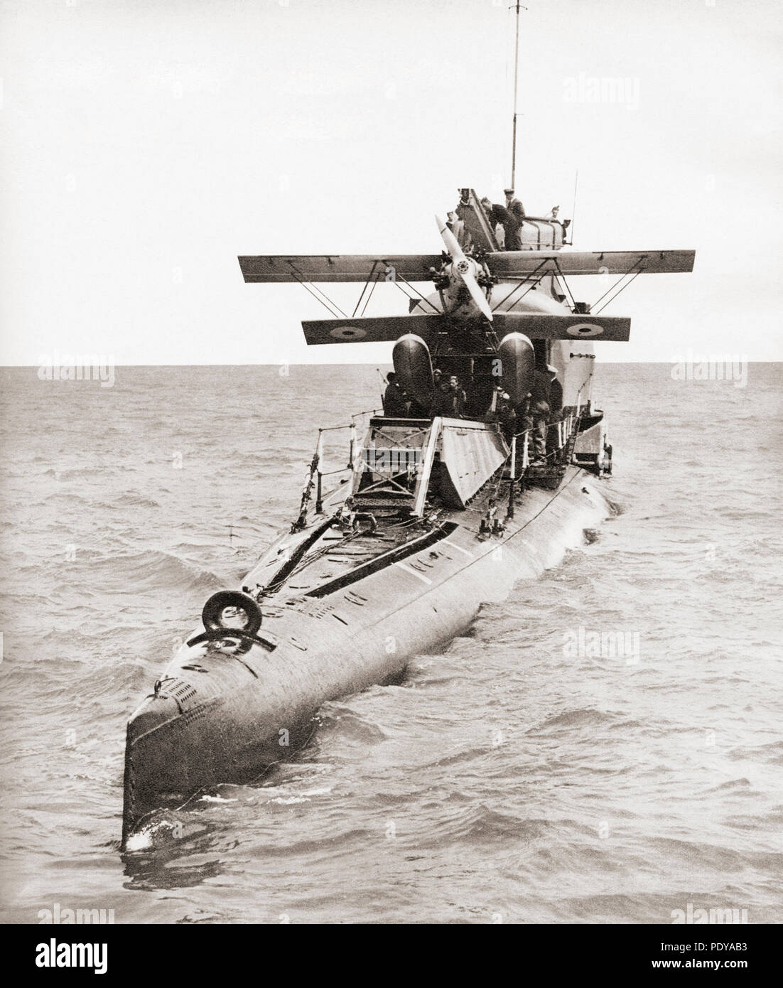 Die Hms M2 Royal Navy submarine Überwachen der Durchführung ihres Parnall Peto Wasserflugzeug. Hier in 1932 gesehen, kurz vor dem Untergang. Von diesen enormen Jahre, veröffentlicht 1938. Stockfoto