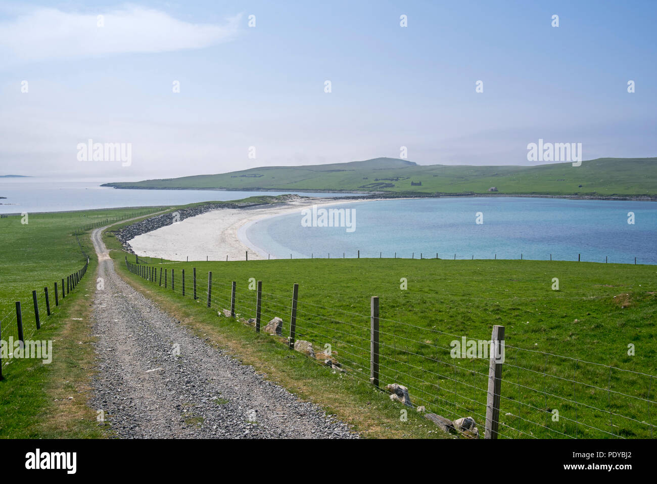 Blick über Tombolo trennt, Banna Minn/Bannaminn von West Voe und Kettla Ness Halbinsel auf West Burra, Festland, Shetlandinseln, Schottland Stockfoto
