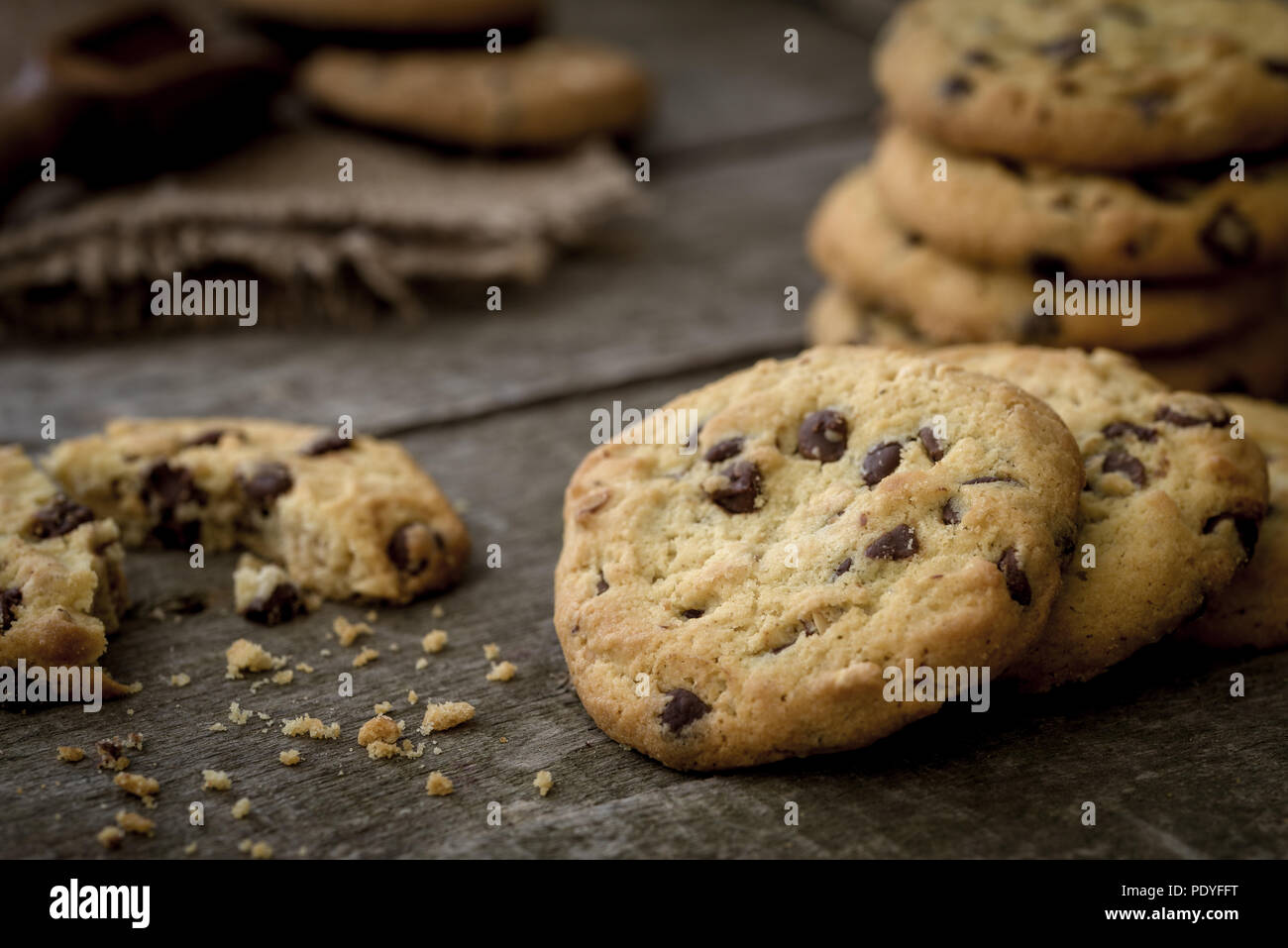 Abgerundet Schokolade Cookies auf natürliche alten Schreibtisch. Stockfoto