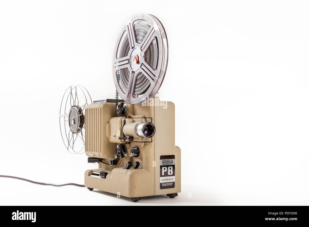 Alten Projektor aus den 1960er Jahren. Eumig P8 automatische Novo 8 mm cine Film Projektor für Filme Stockfoto