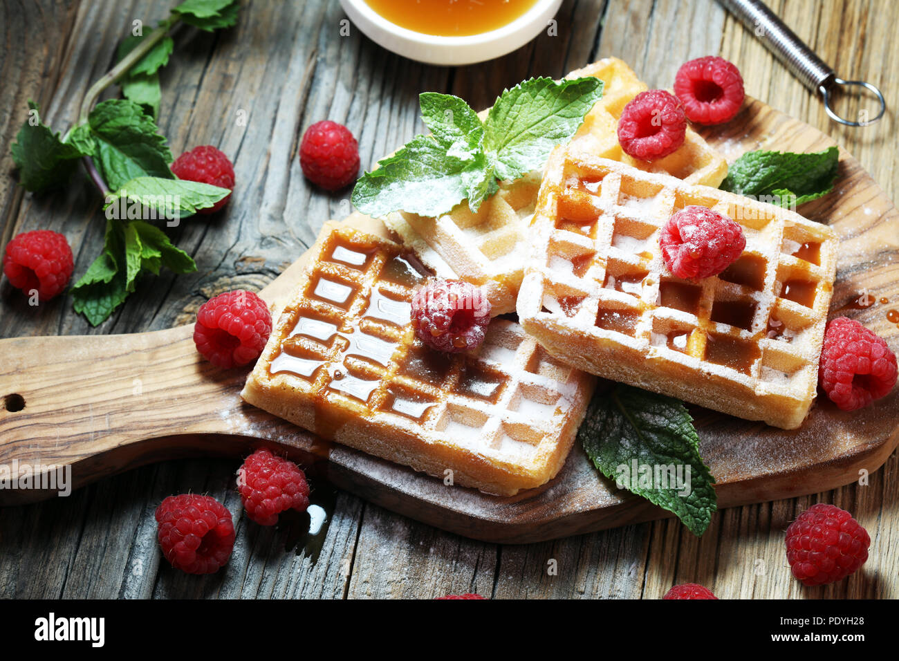 Traditionelle belgische Waffeln mit frischer Minze, Zucker und Himbeeren Stockfoto