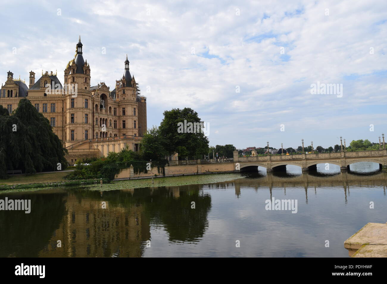 Ein Blick auf das Schweriner Schloss und der Brücke über den Schweriner See Stockfoto