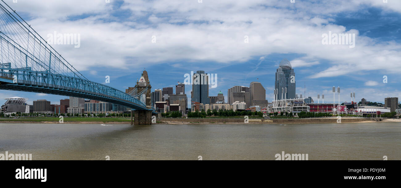 Cincinnati Skyline, den Ohio River und der John A. Roebling Suspension Bridge von Covington, Kentucky Stockfoto