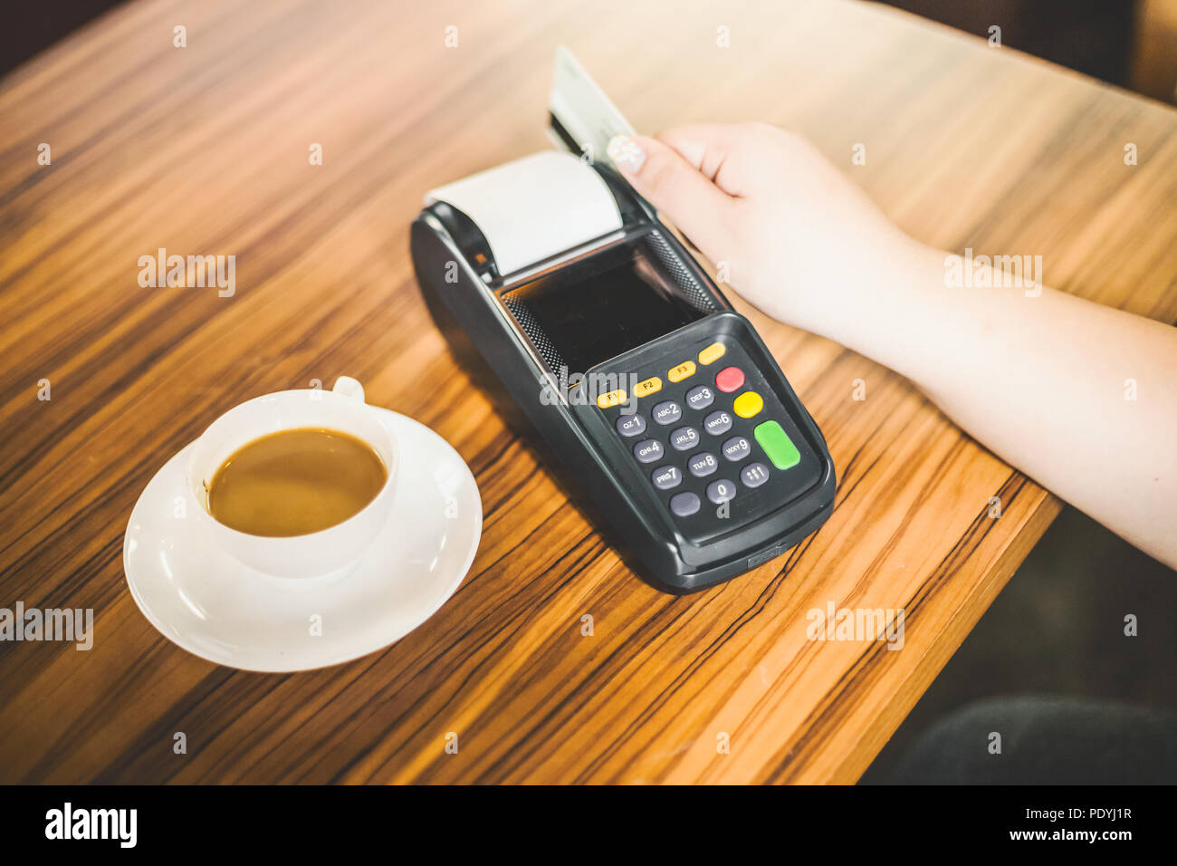 Frau mit Kreditkarte Bezahlen im Café Bar gute Hintergrund Stockfotografie  - Alamy