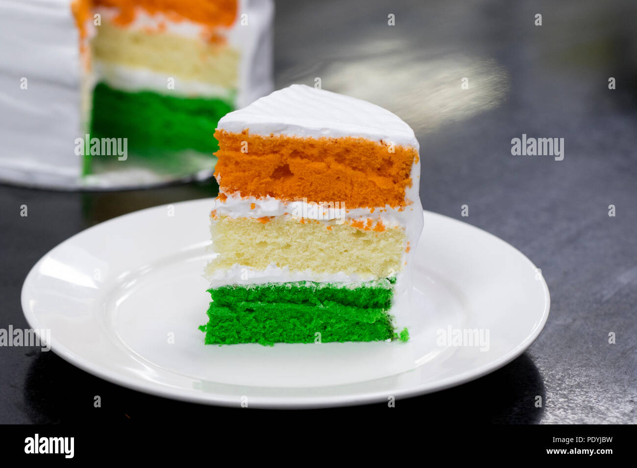 In Scheiben geschnitten, Dreifarbig Layered Sponge Cake Tag der Unabhängigkeit - 15. August Indien Stockfoto