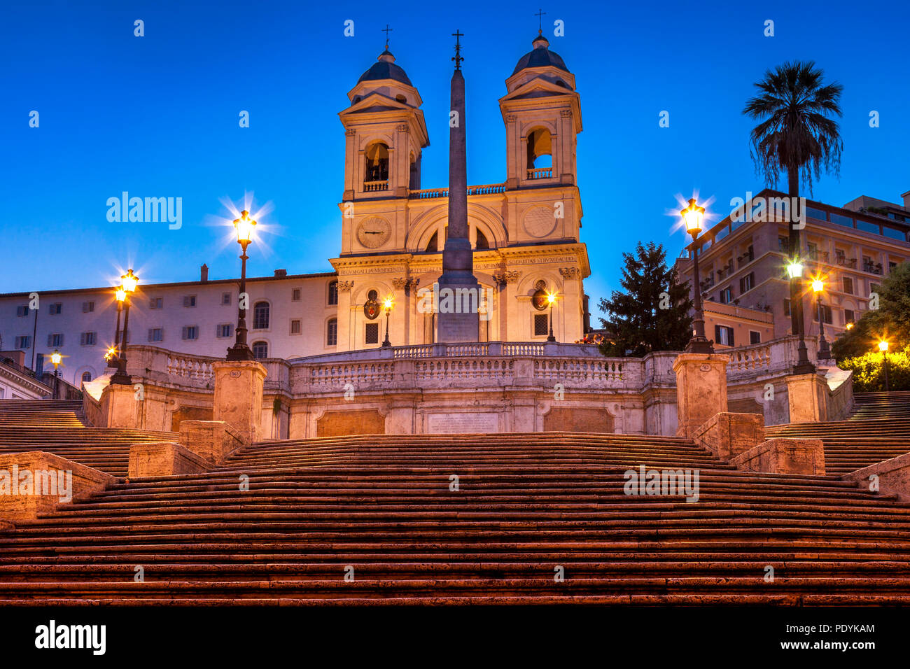 Kurz vor der Morgendämmerung an der Spanischen Treppe unten Trinità dei Monti Kirche, Rom, Latium, Italien Stockfoto