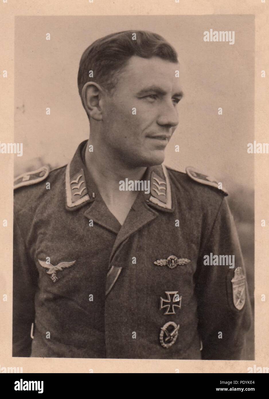 Bild aus dem Fotoalbum von Feldwebel Willi Hoffmann von 5. Staffel, Kampfgeschwader 30: Willi Hoffmann stellte im Jahr 1942, trug die Rangabzeichen eines Feldwebel auf seinem Fiegerbluse. Er trägt die Bomber Karabinerverschluss in Gold, Narvik Schild (auf seinem linken Ärmel), Eisernes Kreuz 1.Klasse und Air Gunner Award Badge. Das Eiserne Kreuz 2.Klasse Ribbon ist das erste Knopfloch der Fliegerbluse genäht. Willi Hoffmann und seine Crew nicht von einer Mission im Mittelmeer am 23. Januar 1943 zurückzukehren. Stockfoto