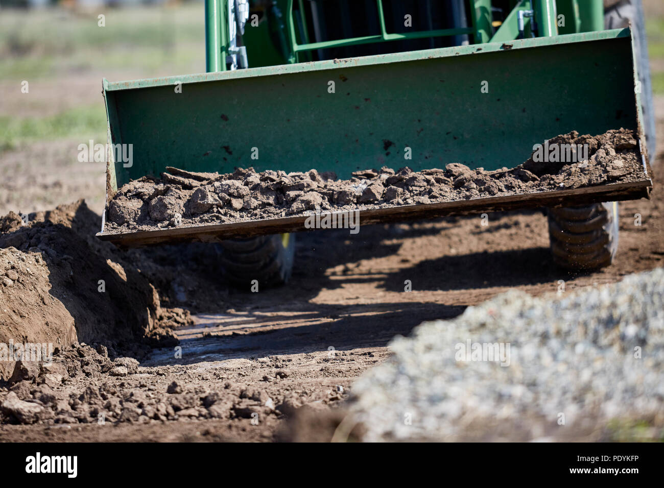 Nahaufnahme von einem Traktor mit Schaufel Schmutz Stockfoto