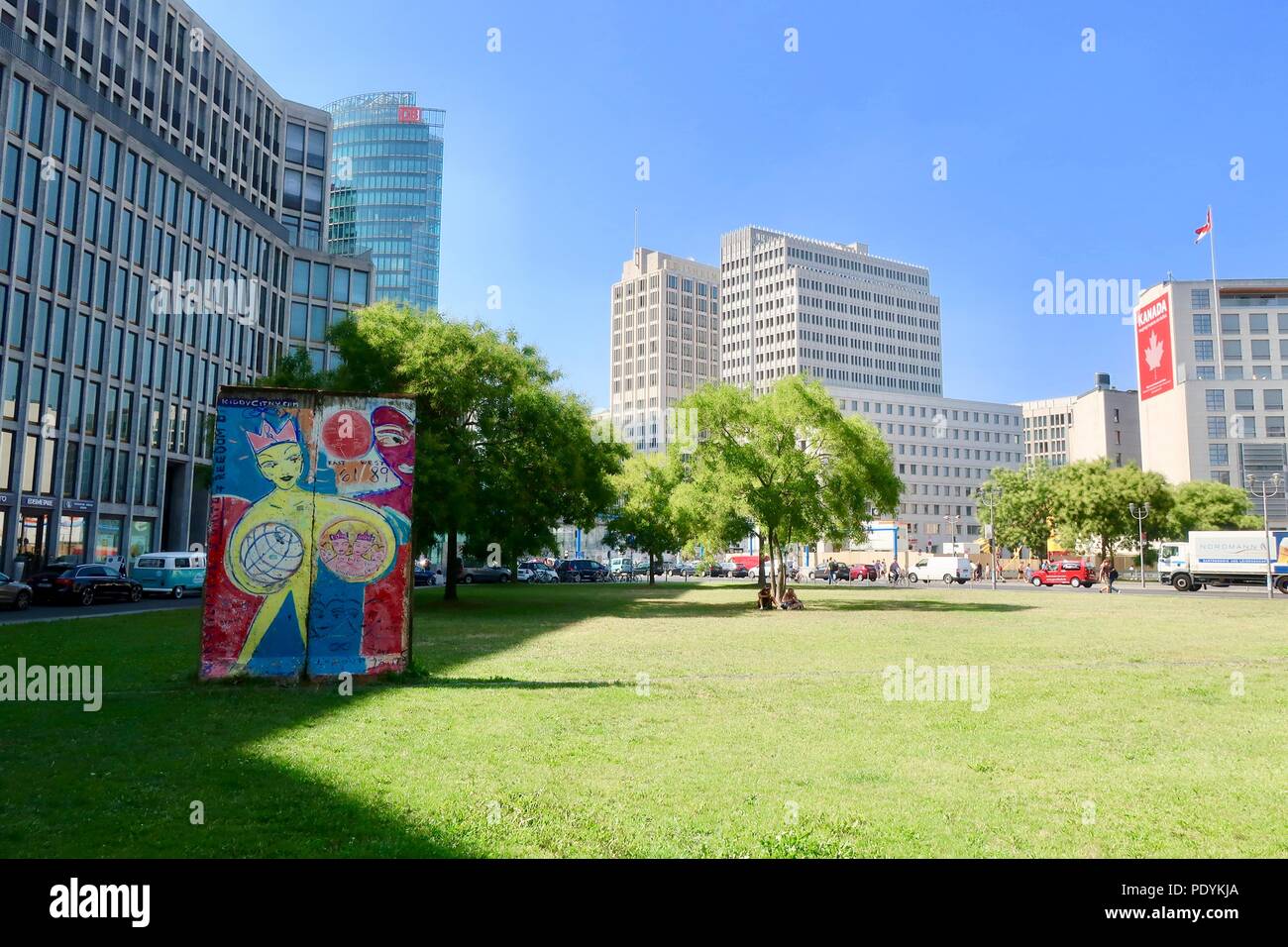 Bemalte Mauer Fragment in Leipziger Platz, Berlin, Deutschland. Heißer Sommer am Nachmittag im August 2018. Stockfoto