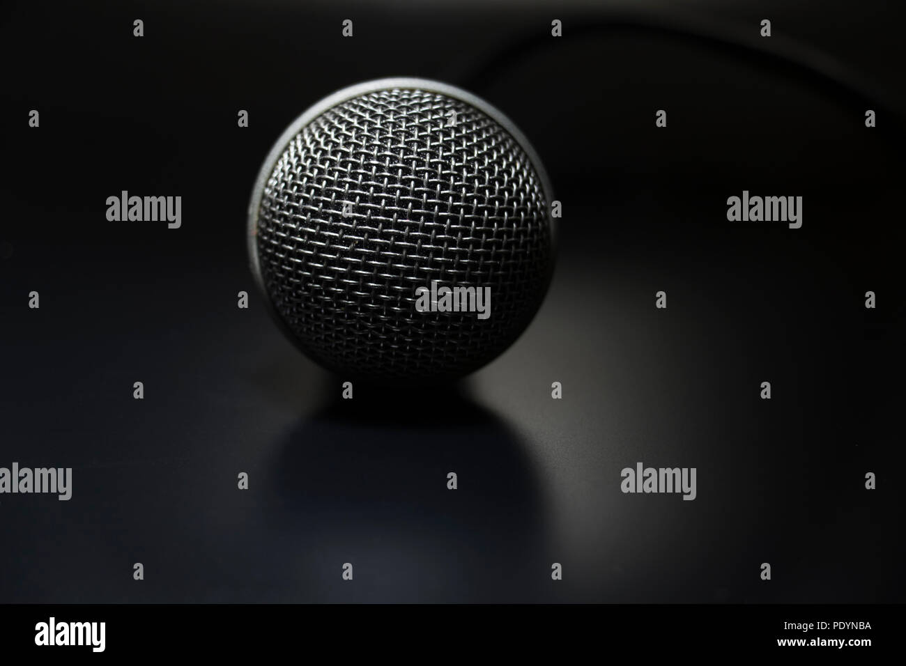 In der Nähe des Mikrofons auf schwarzem Hintergrund isoliert. Musikalische Einrichtung von einem DJ und Sänger verwendet. Stockfoto
