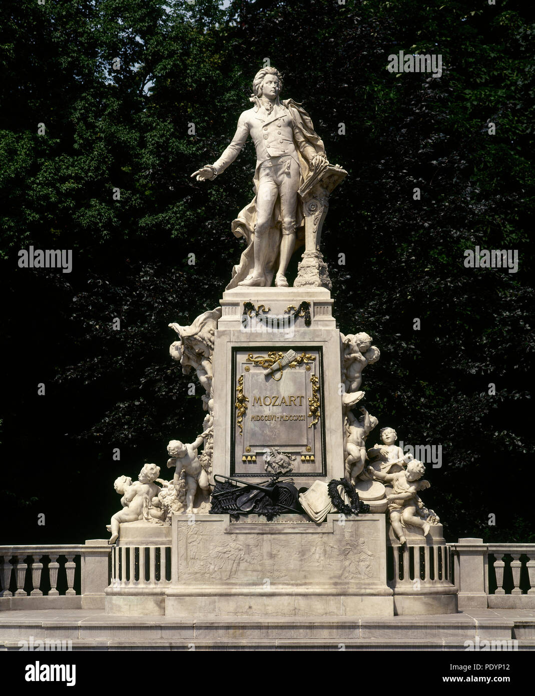 Wolfgang Amadeus Mozart (1756-1791). Österreichischen Komponisten. Denkmal von Viktor Tilgner (1844-1896). Burggarten. Wien, Österreich. Stockfoto