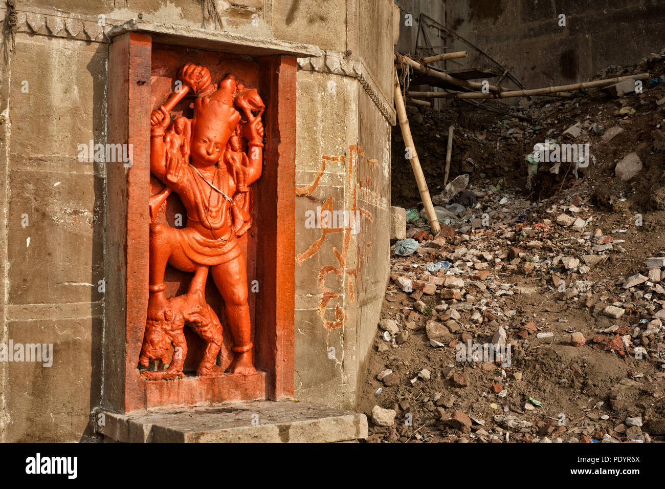 Religiöse bas-Reliefs und Statuen auf der hinduistische Tempel von Varanasi Varanasi, Uttar Pradesh, Indien Stockfoto