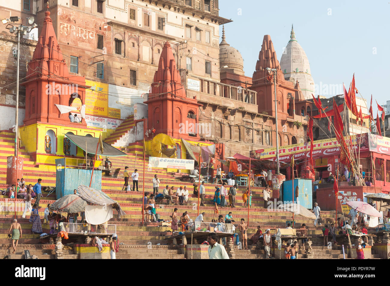 Landschaft aus dem Ganga Fluss der heiligen Stadt Varanasi, Uttar Pradesh, Indien Stockfoto