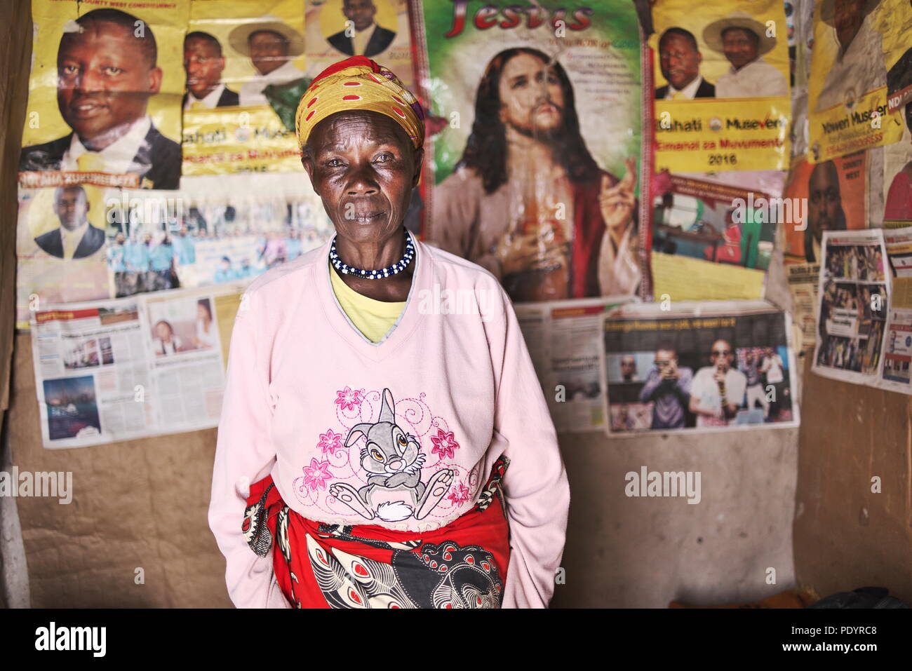 Ältere Frau starrt auf die Kamera in Ihrem im Südwesten von Uganda, Afrika Stockfoto