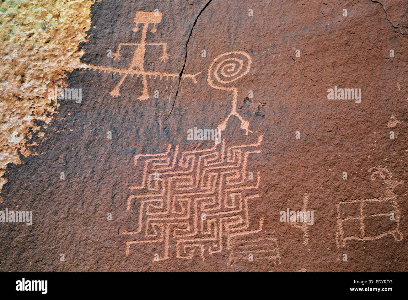 AZ 00252-00 ... ARIZONA - komplizierten alten Felsmalereien, petroglyphs, auf einem sandsteinfelsen an der Basis der Coyote Buttes in der Vermilion Cliffs Na gefunden Stockfoto