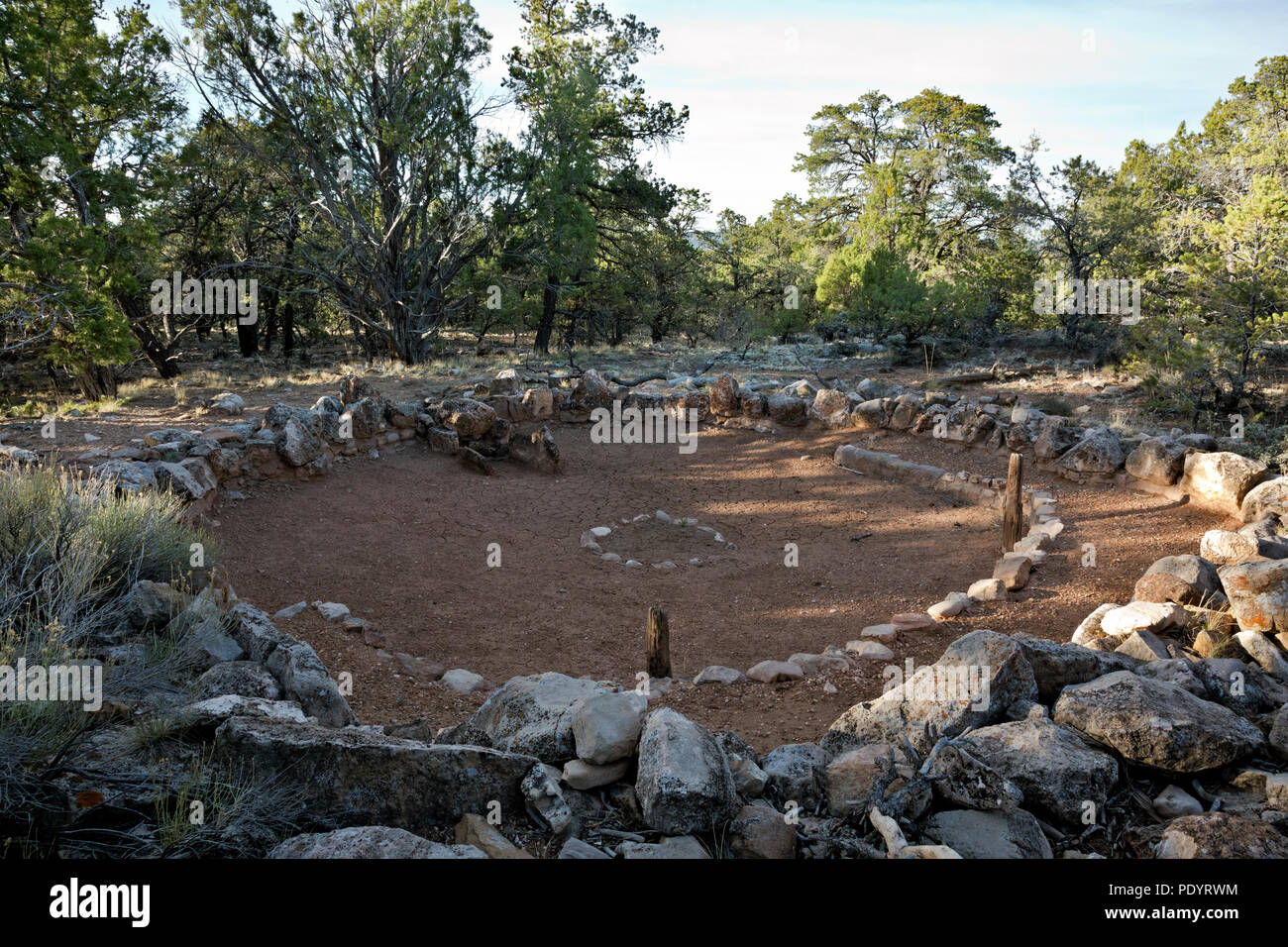 AZ 00259-00 ... ARIZONA - die Basis eines historischen großen kiva, Teil von größeren amerikanischen Dorf am Tusayan Museum und Ruine Museum am Grand Canyon Stockfoto