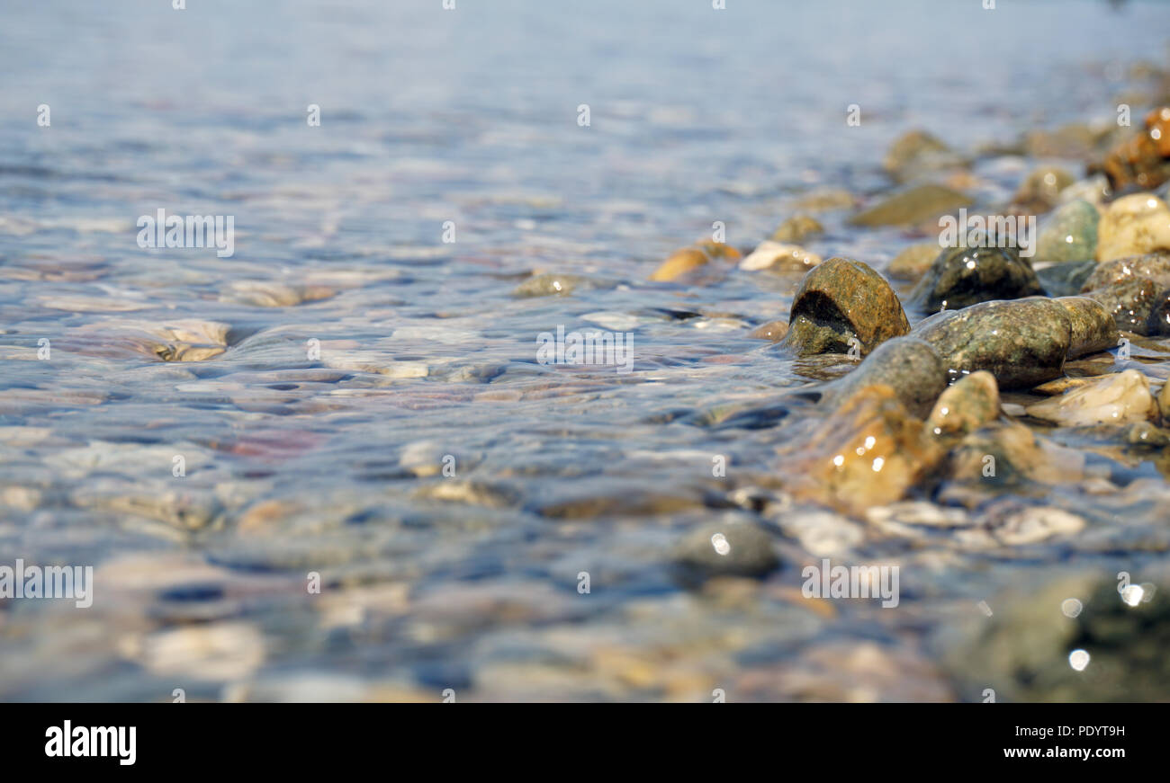 Kies Strand im Sommer Sonne Stockfoto