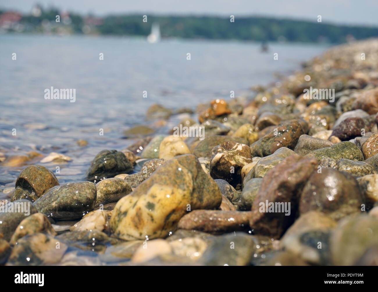 Kies Strand im Sommer Sonne Stockfoto