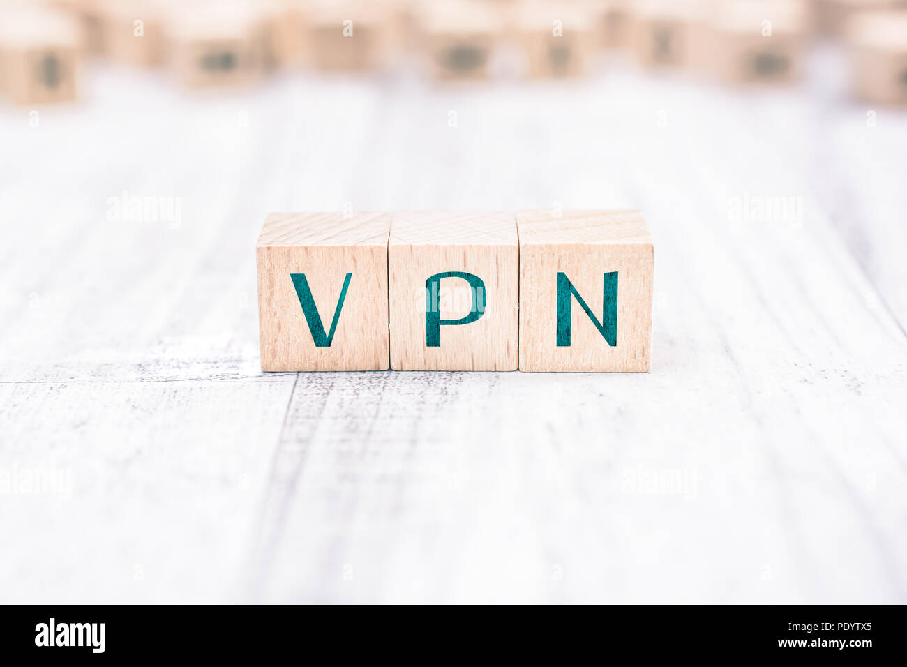 Das Wort VPN gebildet von hölzernen Blöcke auf einem weißen Tisch Stockfoto