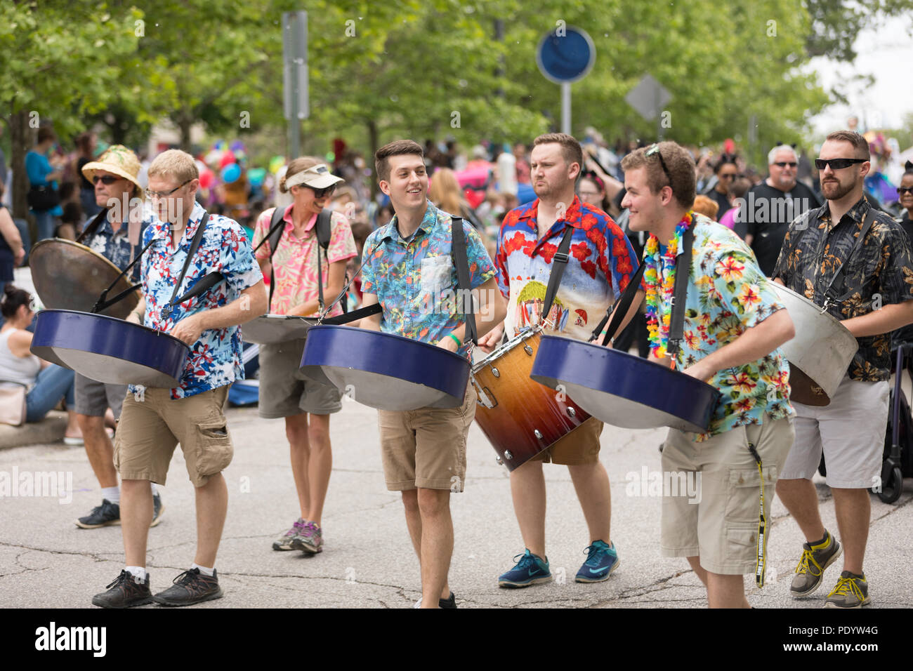 Cleveland, Ohio, USA - Juni 9, 2018 junge Männer spielen in Fässern aus Stahl an der abstrakten Kunst Festival Parade der Kreis Stockfoto