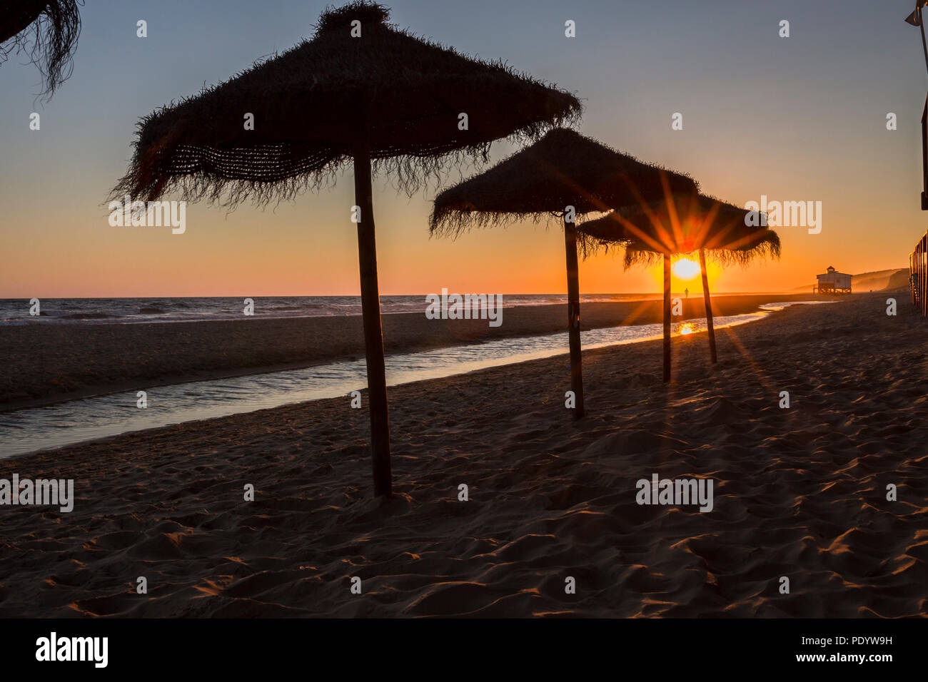 Sunset Landschaft an der spanischen Küste Strand. Costa de la Luz Küste, Matalascanas, Huelva Stockfoto