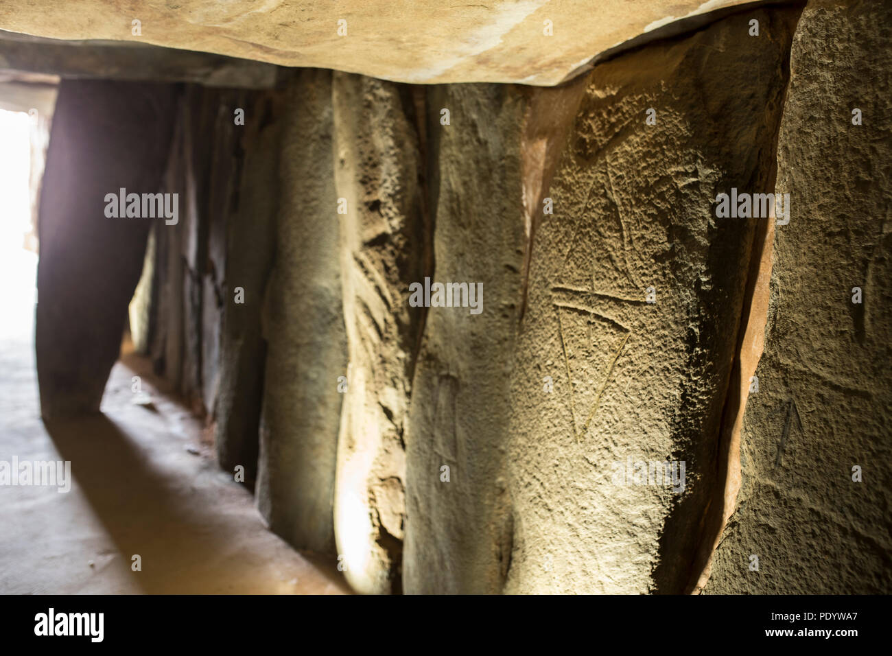 Trigueros, Spanien - Juli 2nd, 2018: Dolmen de Soto Gravuren, Dolche. Die größte ein megalithisches Monument in der Provinz Huelva, Spanien Stockfoto