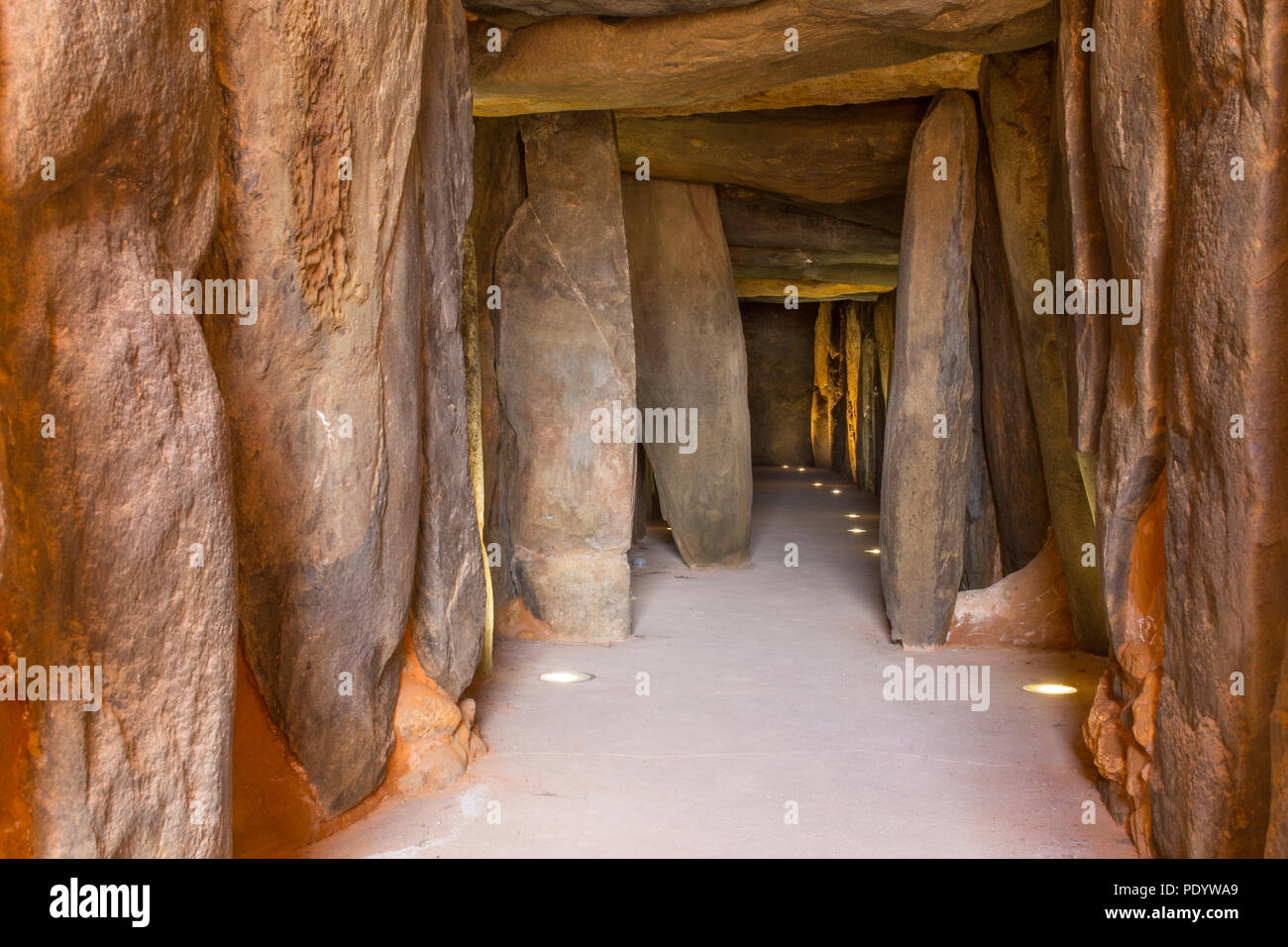 Trigueros, Spanien - Juli 2nd, 2018: Dolmen de Soto Interieur. Korridor, Eingang, Trigueros, Spanien Stockfoto
