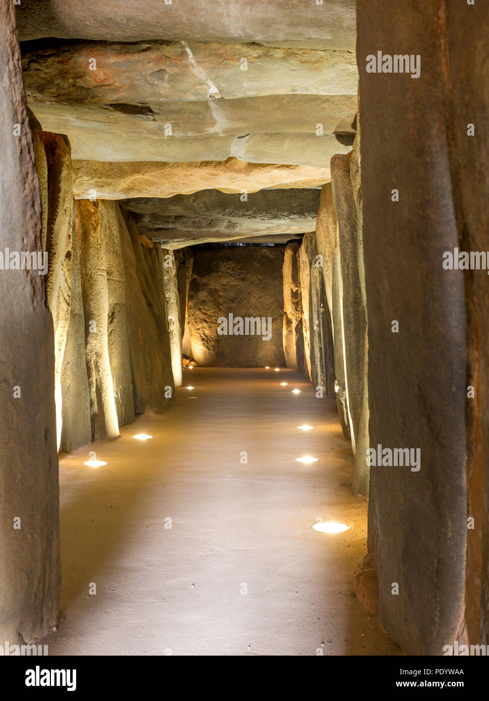 Trigueros, Spanien - Juli 2nd, 2018: Dolmen de Soto Interieur. Korridor, Eingang, Trigueros, Spanien Stockfoto