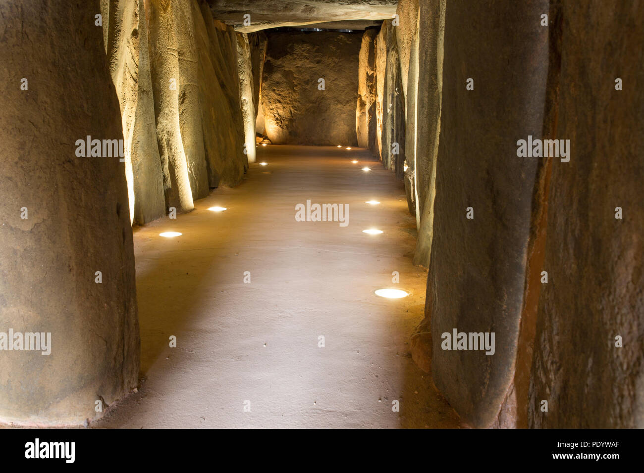 Trigueros, Spanien - Juli 2nd, 2018: Dolmen de Soto Interieur. Korridor, Eingang, Trigueros, Spanien Stockfoto