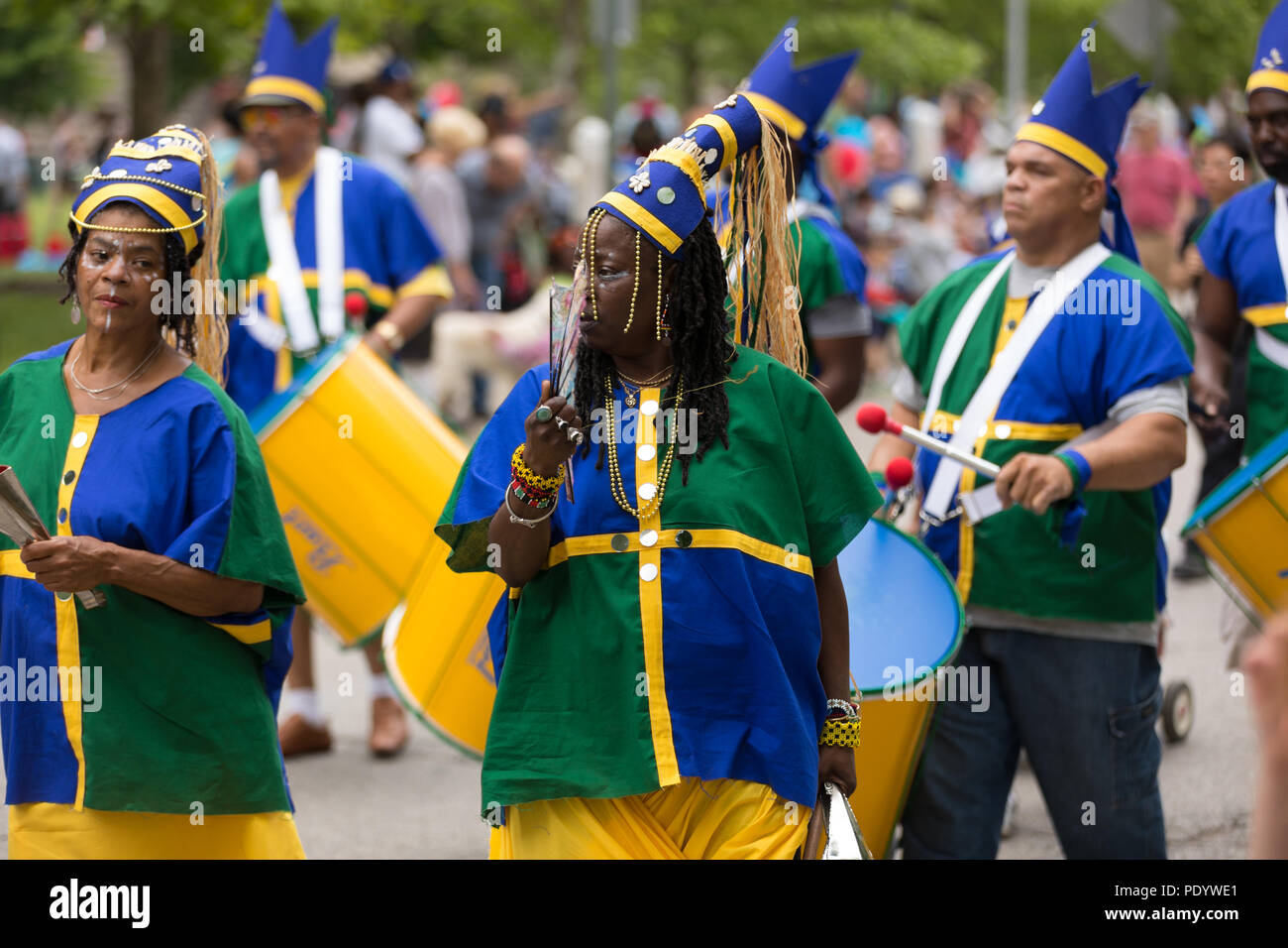 Cleveland, Ohio, USA - Juni 9, 2018 afrikanische amerikanische Frauen und Mann spielt Schlagzeug an der abstrakten Kunst Festival Parade der Kreis Stockfoto