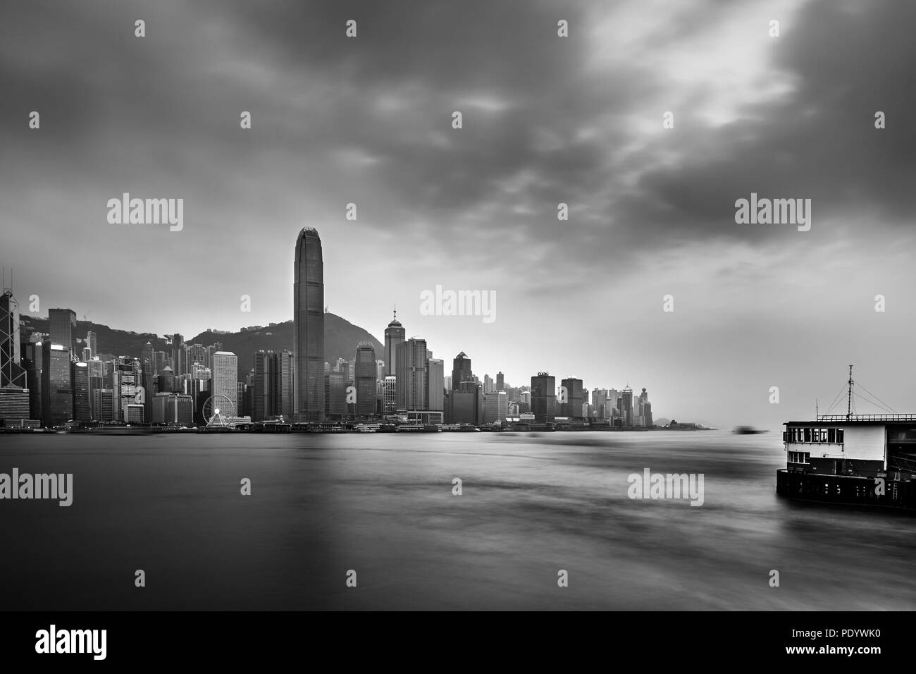 Victoria Harbour in Hong Kong im bewölkten Tag Stockfoto