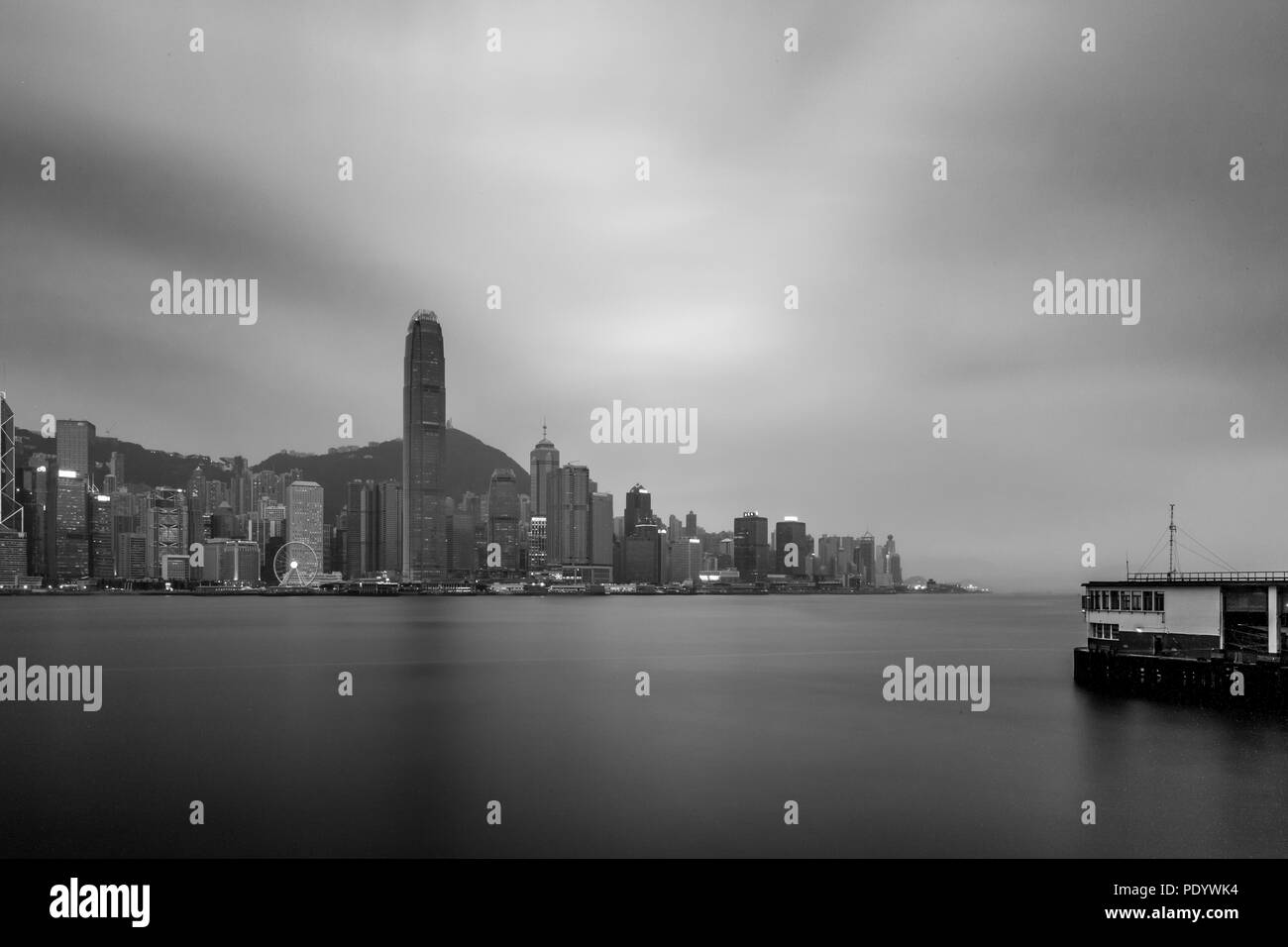 Victoria Harbour in Hong Kong im bewölkten Tag Stockfoto