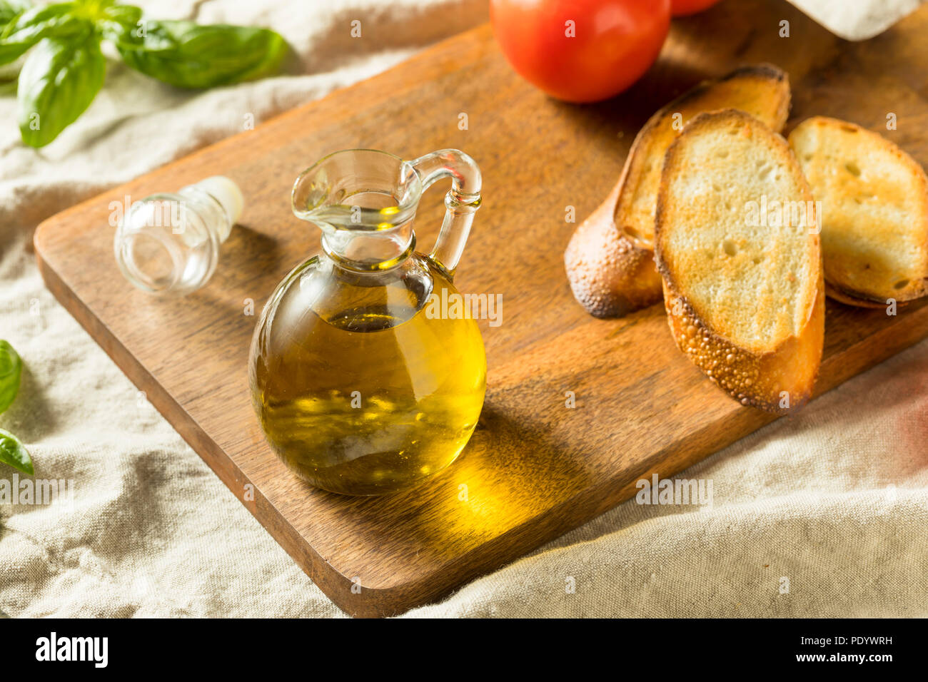 Raw Organic Extra Natives Olivenöl in der Flasche Stockfoto